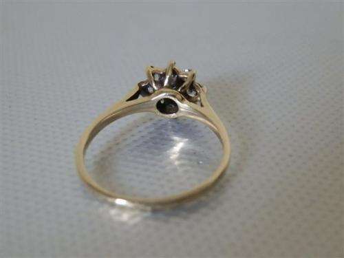 Fantastic Vintage Solid 9 ct Gold Cluster Ring