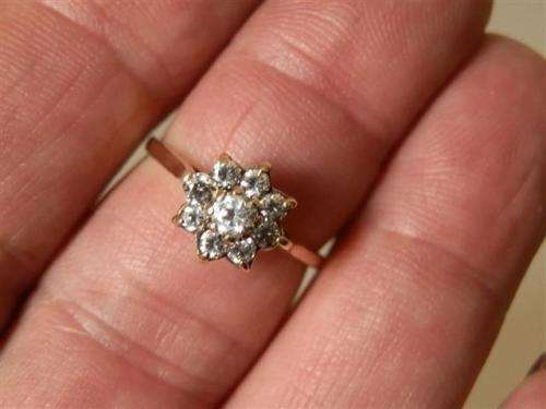 Fantastic Vintage Solid 9 ct Gold Cluster Ring