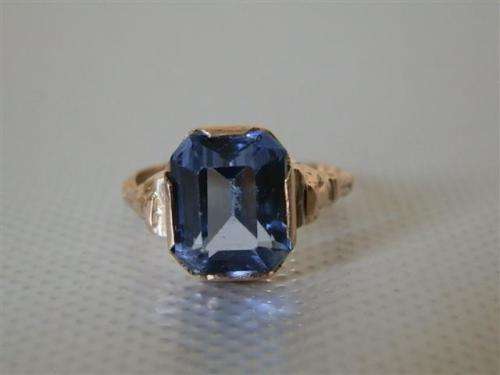 Gorgeous Vintage 9 ct Solid Gold Ring