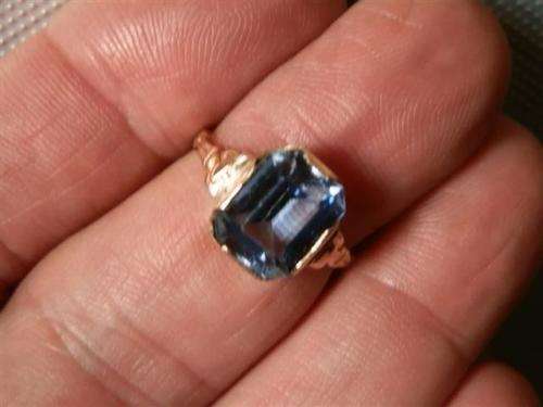 Gorgeous Vintage 9 ct Solid Gold Ring