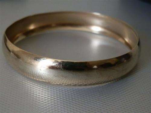 Magnificent Solid 9 ct Yellow Gold Bangle - weight 14.4 g (1)