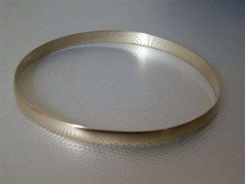 Solid 9 ct Yellow Gold Bangle - weight 6.9 g (4)