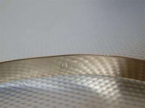 Solid 9 ct Yellow Gold Bangle - weight 6.9 g (4)