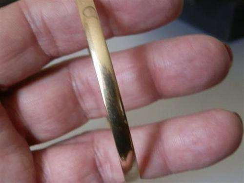 Solid 9 ct Yellow Gold Bangle - weight 6.9 g (4)