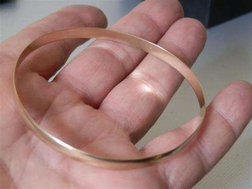 Solid 9 ct Yellow Gold Bangle - weight 6.9 g (4)