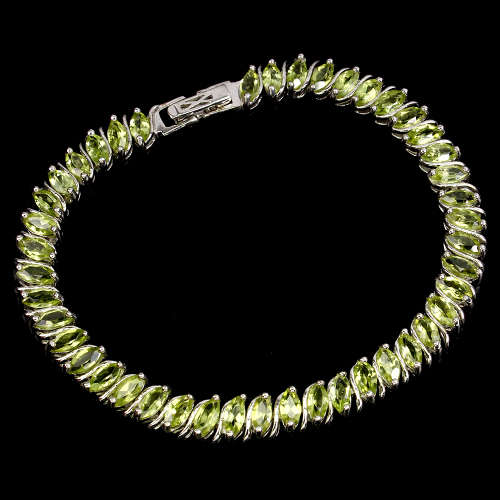 Earth Mined 11 ct Peridot Bracelet in Solid 925 Silver, 14 ct White Gold - weight 18.38 g.