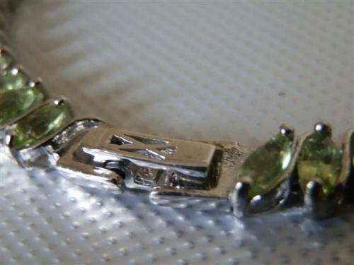 Earth Mined 11 ct Peridot Bracelet in Solid 925 Silver, 14 ct White Gold - weight 18.38 g.