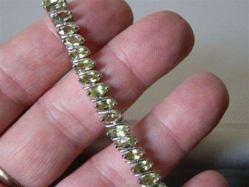 Earth Mined 11 ct Peridot Bracelet in Solid 925 Silver, 14 ct White Gold - weight 18.38 g.