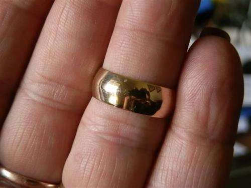 Lovely Solid 9 ct Gold Ring - weight 4.4 g