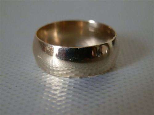 Lovely Solid 9 ct Gold Ring - weight 4.4 g
