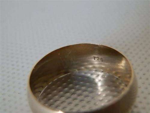 Lovely Solid 9 ct Gold Ring - weight 4.4 g