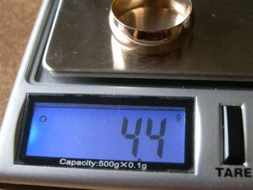 Lovely Solid 9 ct Gold Ring - weight 4.4 g