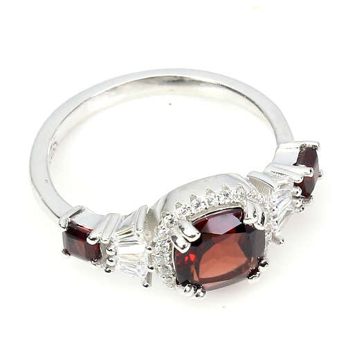 Gorgeous 1.8 ct Natural Top Red Mozambique Garnet Solid 925 Silver Ring - weight 3.23 g