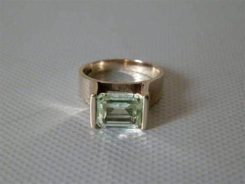 Vintage 9 ct Yellow Gold Peridot Ring - weight 5.5 g.