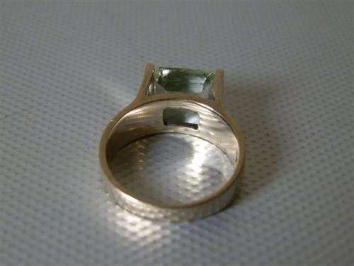 Vintage 9 ct Yellow Gold Peridot Ring - weight 5.5 g.