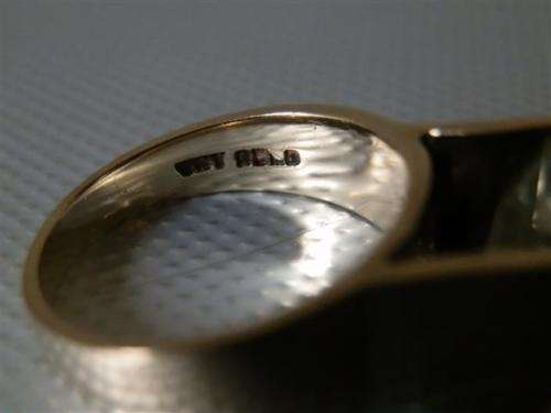 Vintage 9 ct Yellow Gold Peridot Ring - weight 5.5 g.