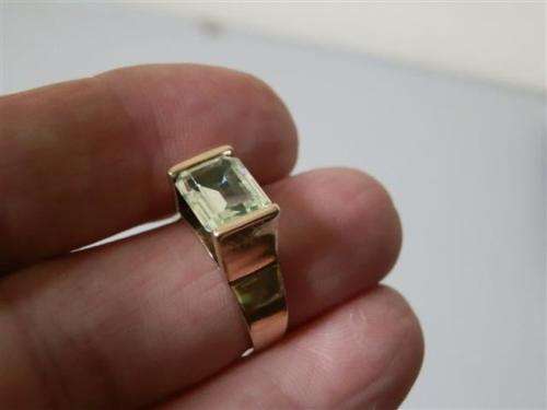 Vintage 9 ct Yellow Gold Peridot Ring - weight 5.5 g.