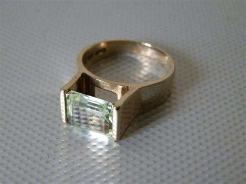 Vintage 9 ct Yellow Gold Peridot Ring - weight 5.5 g.