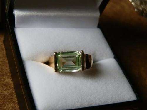 Vintage 9 ct Yellow Gold Peridot Ring - weight 5.5 g.