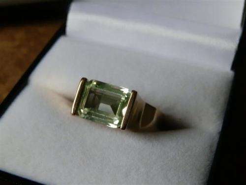Vintage 9 ct Yellow Gold Peridot Ring - weight 5.5 g.