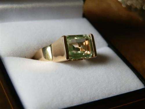 Vintage 9 ct Yellow Gold Peridot Ring - weight 5.5 g.