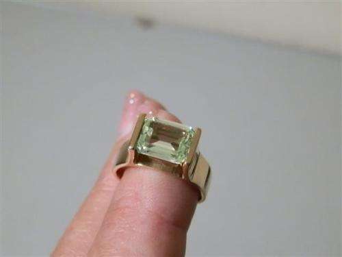Vintage 9 ct Yellow Gold Peridot Ring - weight 5.5 g.