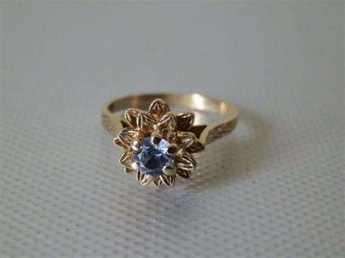 Vintage 9 ct Gold Blue Toapz Ring - weight 4 gram
