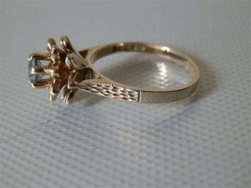 Vintage 9 ct Gold Blue Toapz Ring - weight 4 gram