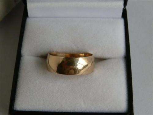 Lovely Solid 9 ct Gold Ring - weight 4.4 g