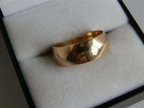 Lovely Solid 9 ct Gold Ring - weight 4.4 g