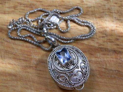 Vintage Sterling Silver Box Locket Pendant and Chain - weight 9.9 g
