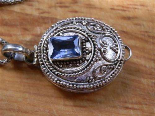 Vintage Sterling Silver Box Locket Pendant and Chain - weight 9.9 g
