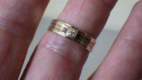 9 ct Gold Diamond Ring - weight 3.1 g