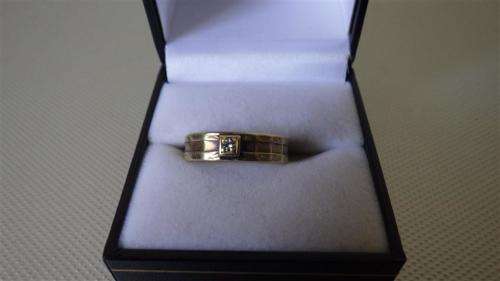 9 ct Gold Diamond Ring - weight 3.1 g