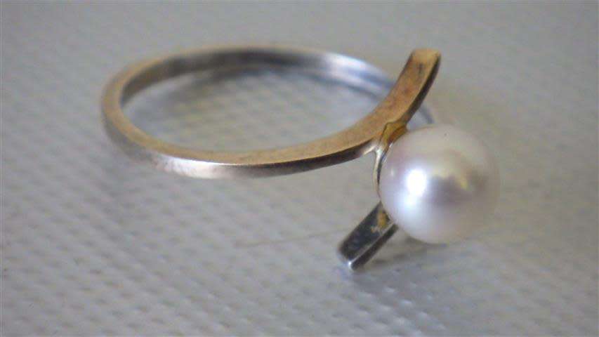 9 ct Gold and Sterling Silver Natural Pearl Ring