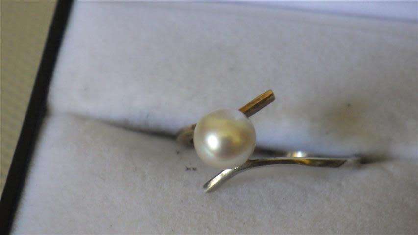 9 ct Gold and Sterling Silver Natural Pearl Ring