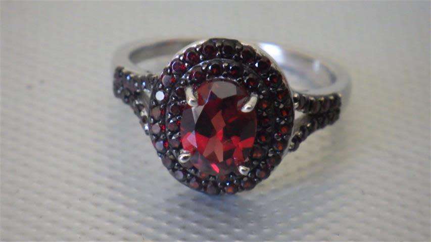 Fabulous Sterling Silver Dark Red Garnet Ring - weight 3.9 g