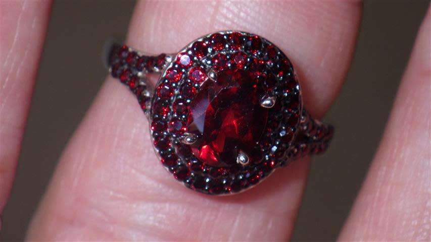 Fabulous Sterling Silver Dark Red Garnet Ring - weight 3.9 g