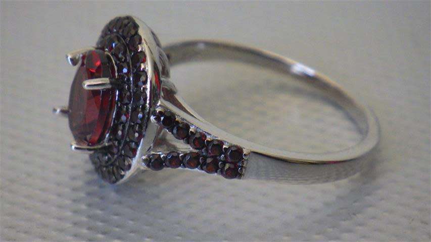 Fabulous Sterling Silver Dark Red Garnet Ring - weight 3.9 g