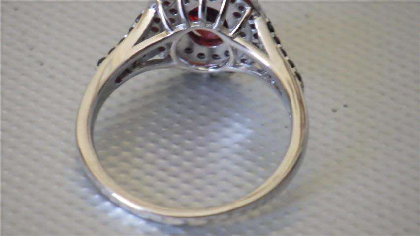 Fabulous Sterling Silver Dark Red Garnet Ring - weight 3.9 g
