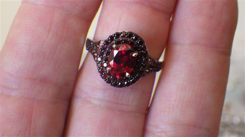 Fabulous Sterling Silver Dark Red Garnet Ring - weight 3.9 g
