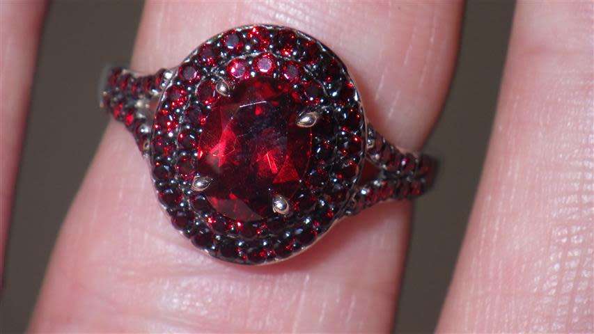 Fabulous Sterling Silver Dark Red Garnet Ring - weight 3.9 g