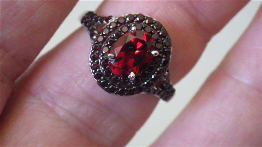 Fabulous Sterling Silver Dark Red Garnet Ring - weight 3.9 g