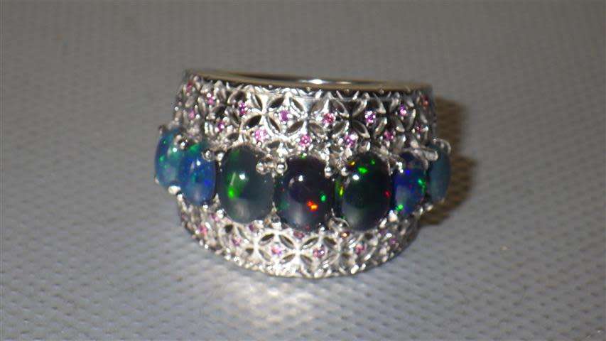 Exquisite Sterling Silver Opal Ring - weight 8.7 g