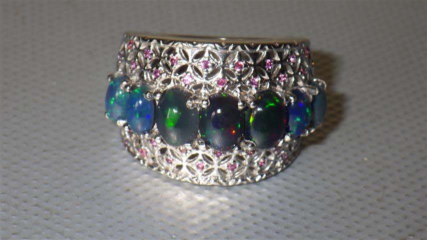 Exquisite Sterling Silver Opal Ring - weight 8.7 g
