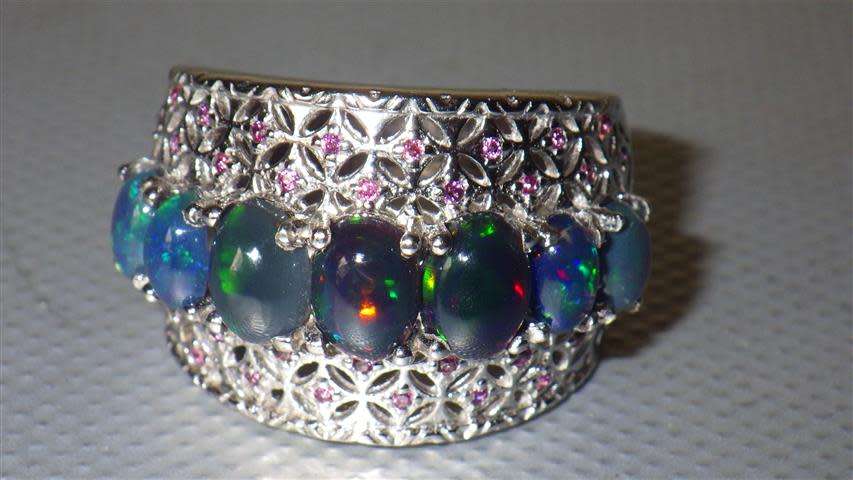 Exquisite Sterling Silver Opal Ring - weight 8.7 g
