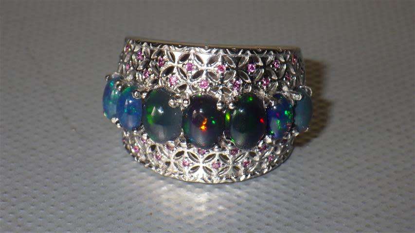 Exquisite Sterling Silver Opal Ring - weight 8.7 g