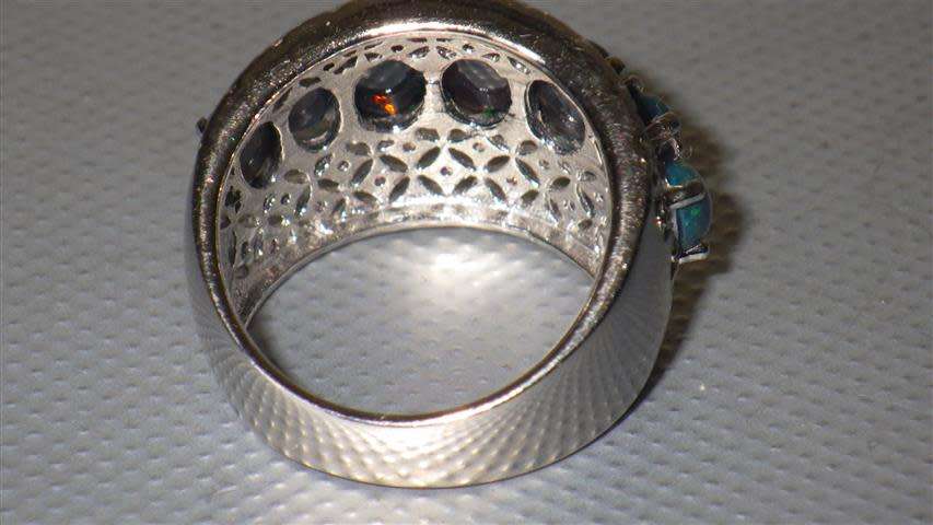 Exquisite Sterling Silver Opal Ring - weight 8.7 g