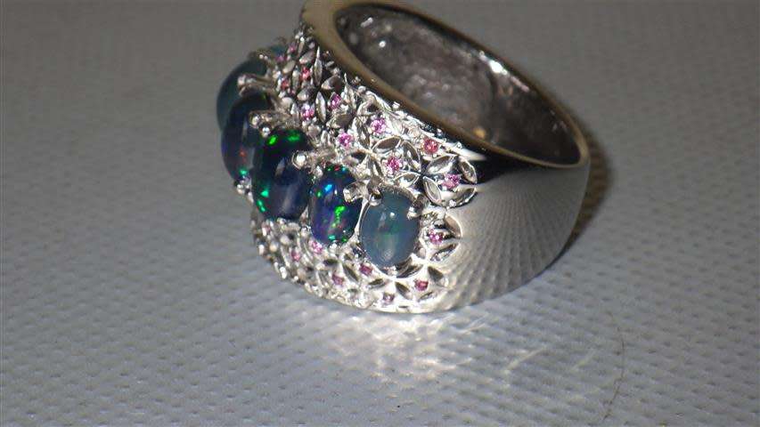 Exquisite Sterling Silver Opal Ring - weight 8.7 g