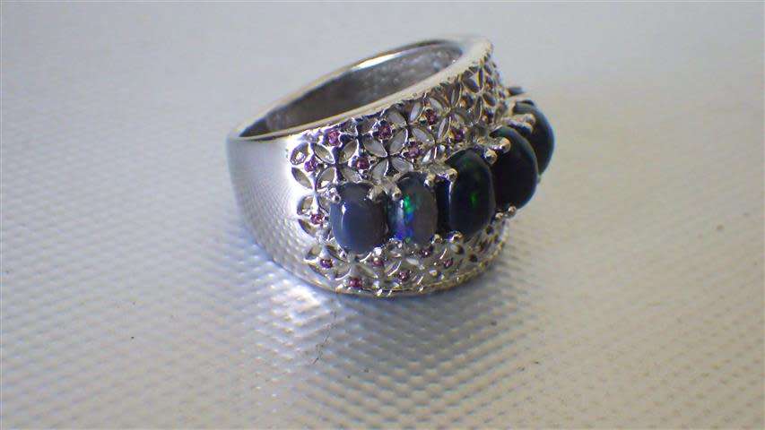Exquisite Sterling Silver Opal Ring - weight 8.7 g